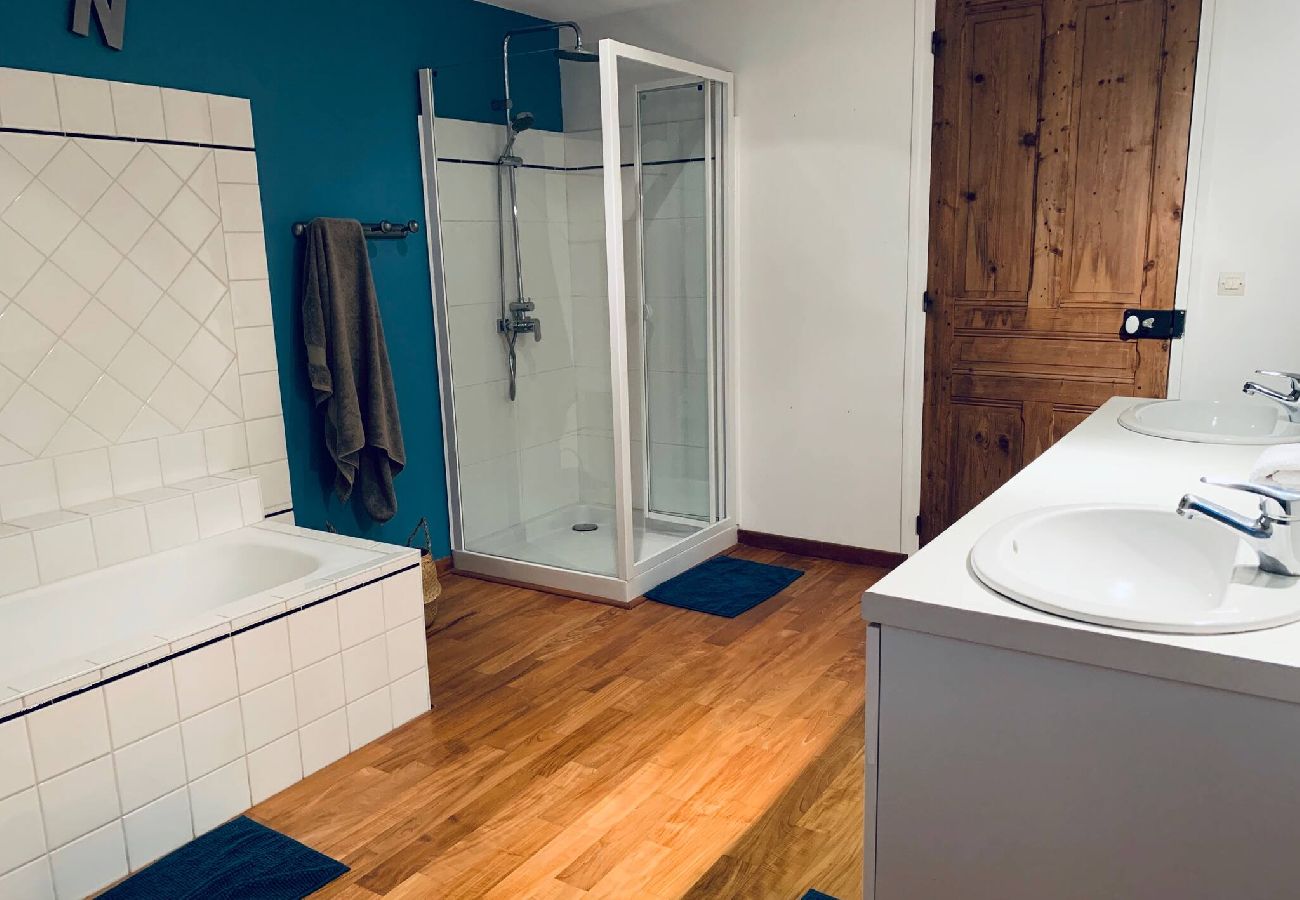 Maison à Chantemerle-les-Blés - Maison en galets avec piscine et jacuzzi
