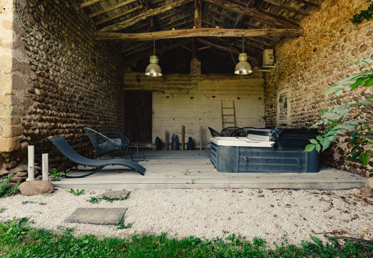 Maison à Chantemerle-les-Blés - Maison en galets avec piscine et jacuzzi