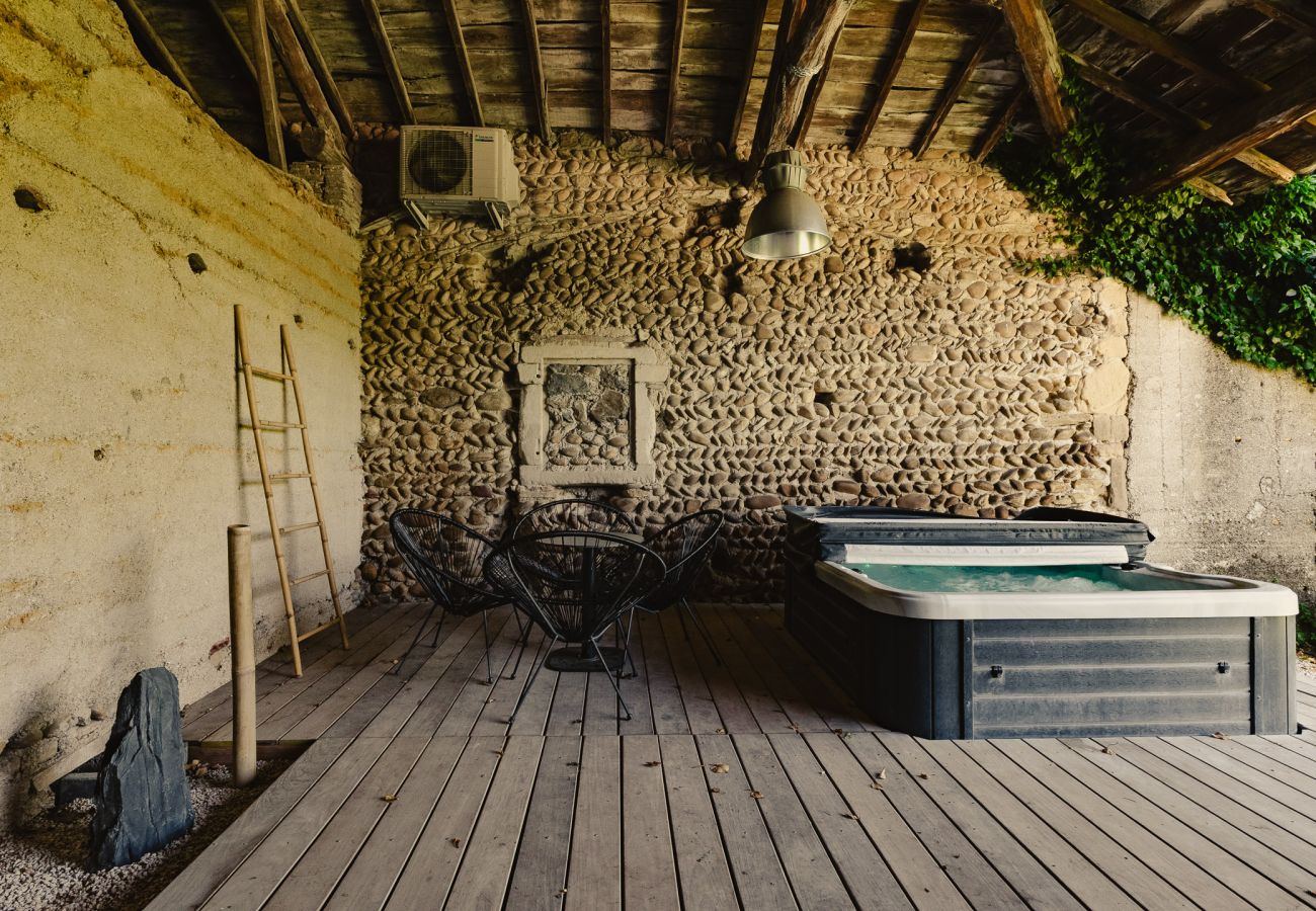 Maison à Chantemerle-les-Blés - Maison en galets avec piscine et jacuzzi