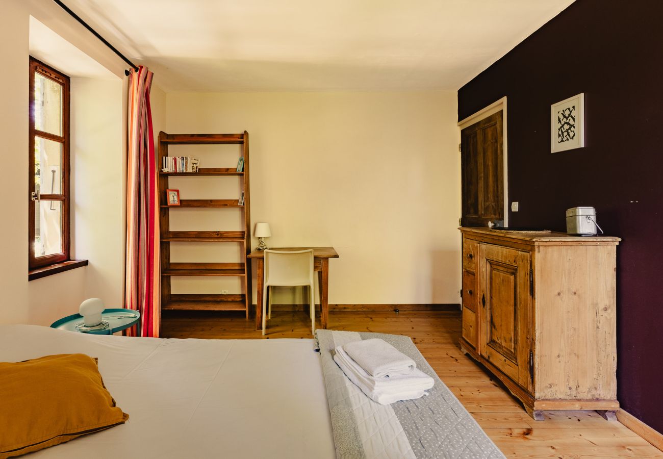 Maison à Chantemerle-les-Blés - Maison en galets avec piscine et jacuzzi